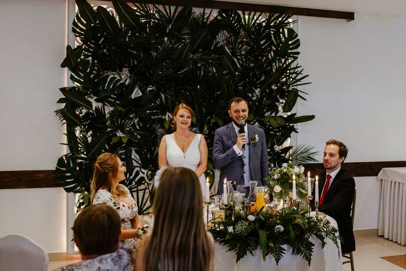 stół pary młodej  wesele zielone dekoracje greenery monstera palma egzotyka inspiracje wesele w Krakowie ślub w Krakowie wesele w Krakowie wedding planner Kraków konsultant ślubny Kraków wedding planner Małopolska konsultant ślubny Małopolska Ceremony Concept 