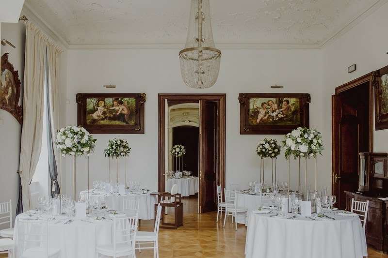 ślub, wesele, sala weselna, stoły weselne, zastawa weselna, nakrycie stołu, nakrycie weselne, ozdoby weselne, ozdoby roślinne, ozdoby kwiatowe